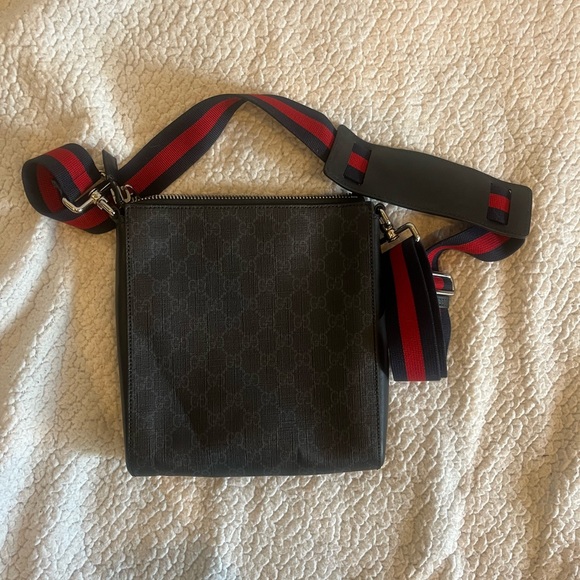 GUCCI GG SUPREME LARGE MESSENGER BAG - Picture 3 of 3